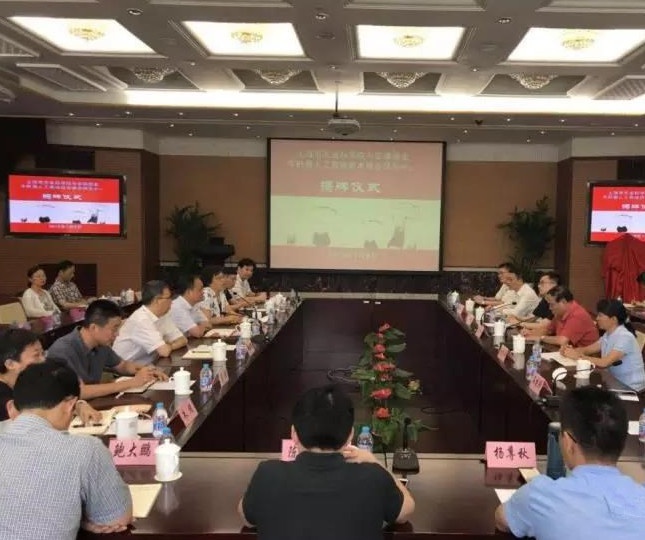 上海市农业科学院举办与宏臻菌业牛肝菌人工栽培技术联合研发中心揭牌仪式